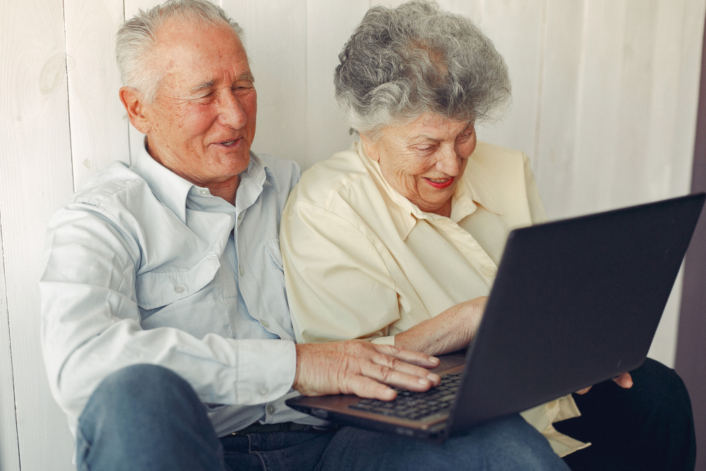 Digitalización de álbumes familiares antiguos Fotografías familiares antiguas siendo escaneadas y digitalizadas
