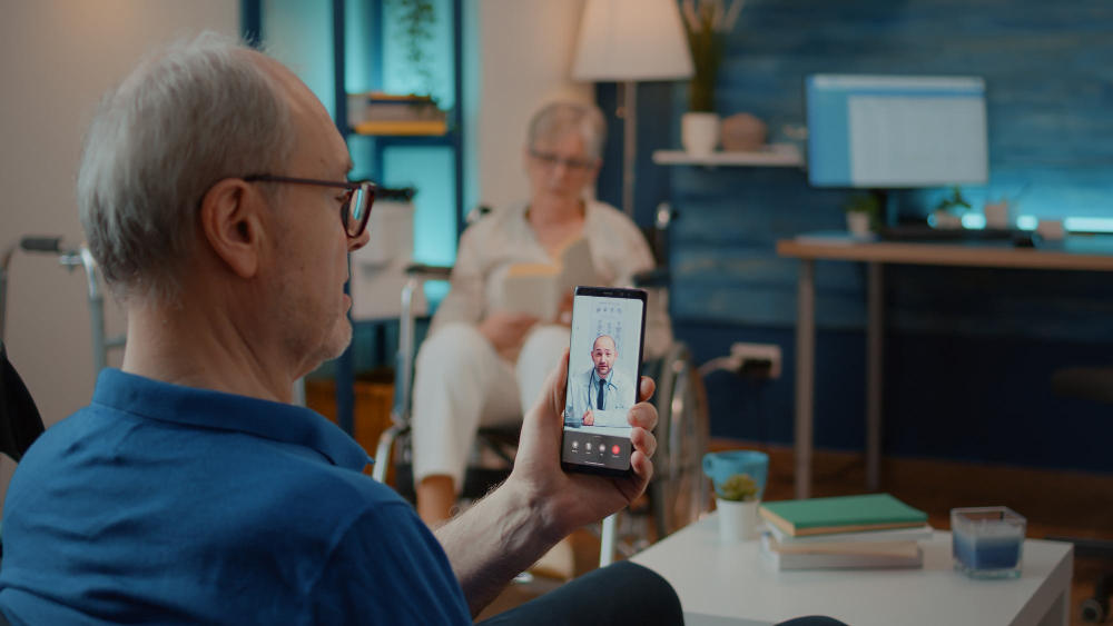 Configuración de aplicaciones médicas asistida Persona mayor utilizando una aplicación de telemedicina en un smartphone para hablar con un médico
