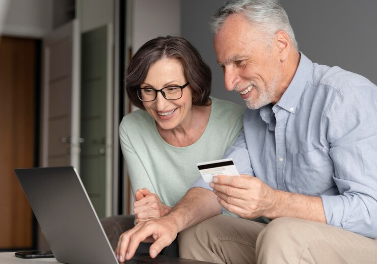 Pagos online con seguridad Foto mostrando a una pareja de personas mayores haciendo un pago online
